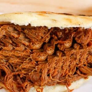Arepa con carne desmechada