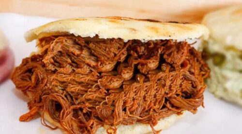 Arepa especial con carne desmechada, tocineta y quesillo