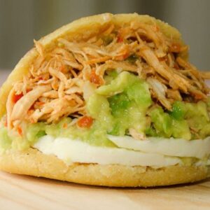 Arepa con pollo desmechado
