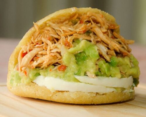 Arepa con pollo desmechado