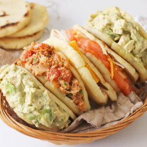 Arepa especial con carne y pollo desmechado, tocineta y quesillo