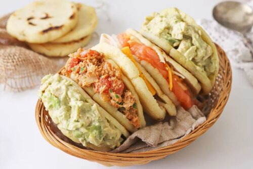 Arepa especial con carne y pollo desmechado, tocineta y quesillo