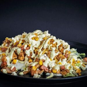 Chuzo desgranado de pollo acompañado de maíz, queso, ripio de papa y salsas.