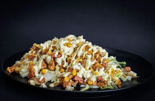 Chuzo desgranado de pollo acompañado de maíz, queso, ripio de papa y salsas.