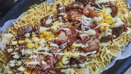 Chuzo desgranado de res acompañado de maíz, queso, ripio de papa y salsas.