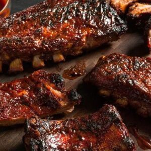 Costillas ahumadas de 300 gr acompañadas de guacamole, ensalada de la casa, papas a la francesa o al vapor