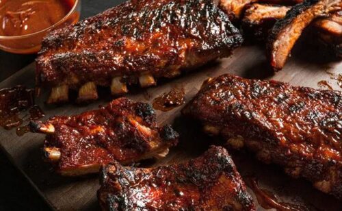 Costillas ahumadas de 300 gr acompañadas de guacamole, ensalada de la casa, papas a la francesa o al vapor