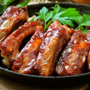 Costillas BBQ de 300 gr acompañadas de guacamole, ensalada de la casa, papas a la francesa o al vapor