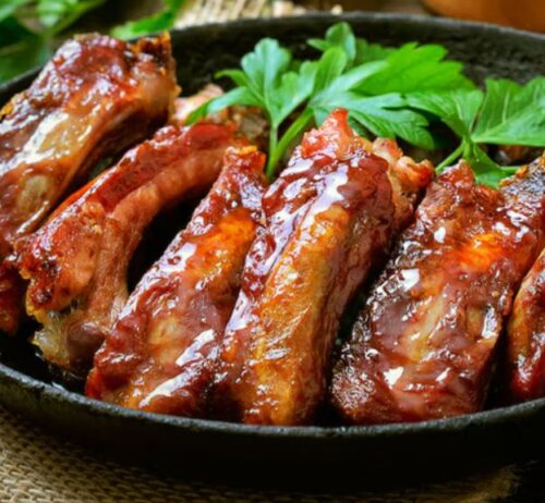 Costillas BBQ de 300 gr acompañadas de guacamole, ensalada de la casa, papas a la francesa o al vapor