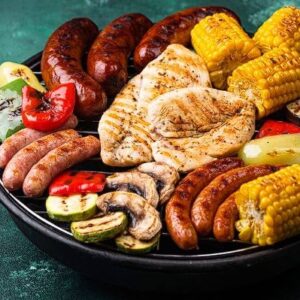 Parrillada mixta acompañada de arepa, ensalada de la casa y papas a la francesa o al vapor