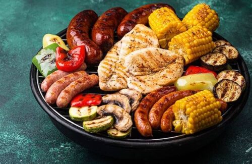Parrillada mixta acompañada de arepa, ensalada de la casa y papas a la francesa o al vapor