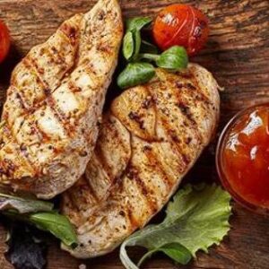 Pechuga de pollo de 300 gr acompañado de guacamole, ensalada de la casa, papas a la francesa o al vapor
