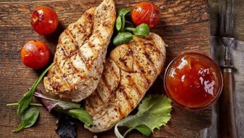 Pechuga de pollo de 300 gr acompañado de guacamole, ensalada de la casa, papas a la francesa o al vapor
