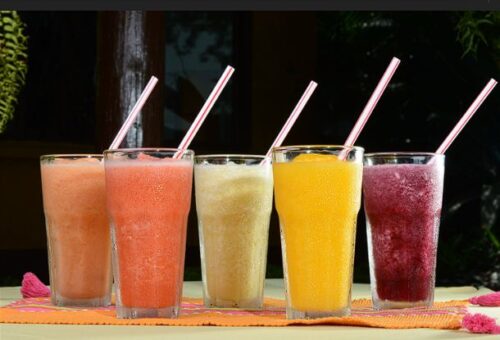 Jugo natural en agua de fresa